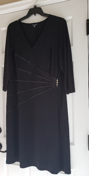 Long sleeve dress with broach - Picture 1 of 2